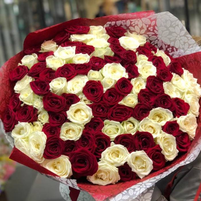 Букет 101 роза красная и белая с упаковкой R501