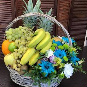 Сборная корзина с фруктами и цветами R343
