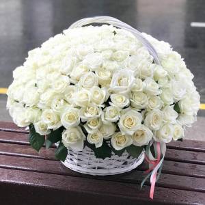 Корзина 101 белая роза с лентами R1940