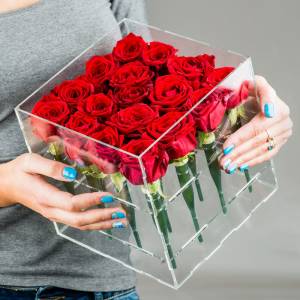 Розы в прозрачной коробке R843