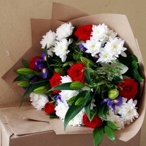 Сборный букет с лилиями и хризантемой R1513