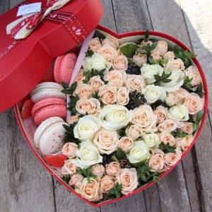 Коробка сердце с розами и макарунами R1084